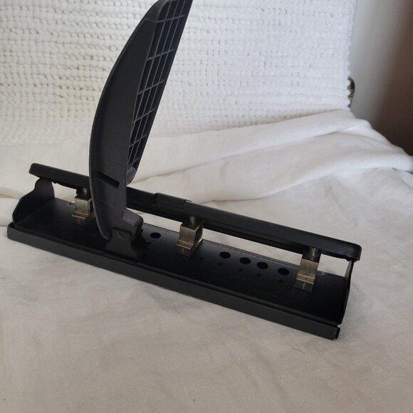 Swingline 2 or 3-hole punch High Capacity Ergonomic Lever #74032 WORKS GREAT EUC - Picture 1 of 13